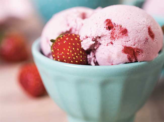 vegan-strawberry-ice-cream